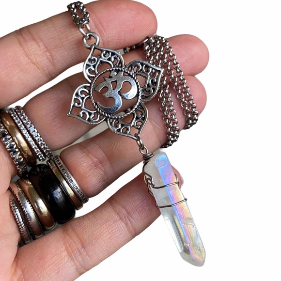 Om sign Mandala flower charm & aura crystal - Picture 5 of 13
